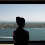 家で退屈なあなたへ。世界各地の窓辺からの景色を眺められる「WindowSwap」 width=