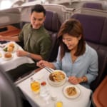 飛行機をレストランに。シンガポール航空が提供する、コロナ禍の非日常体験 width=