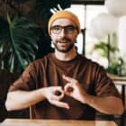 イギリスの手話に400の環境科学用語が追加。気候変動の議論をよりインクルーシブに